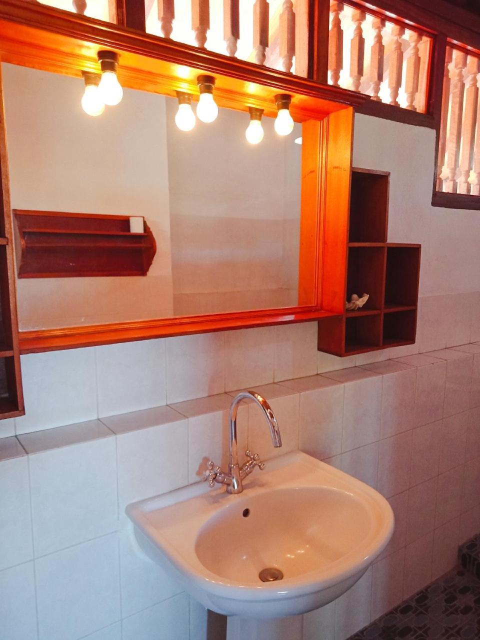 Rini Hotel โลวินา ภายนอก รูปภาพ