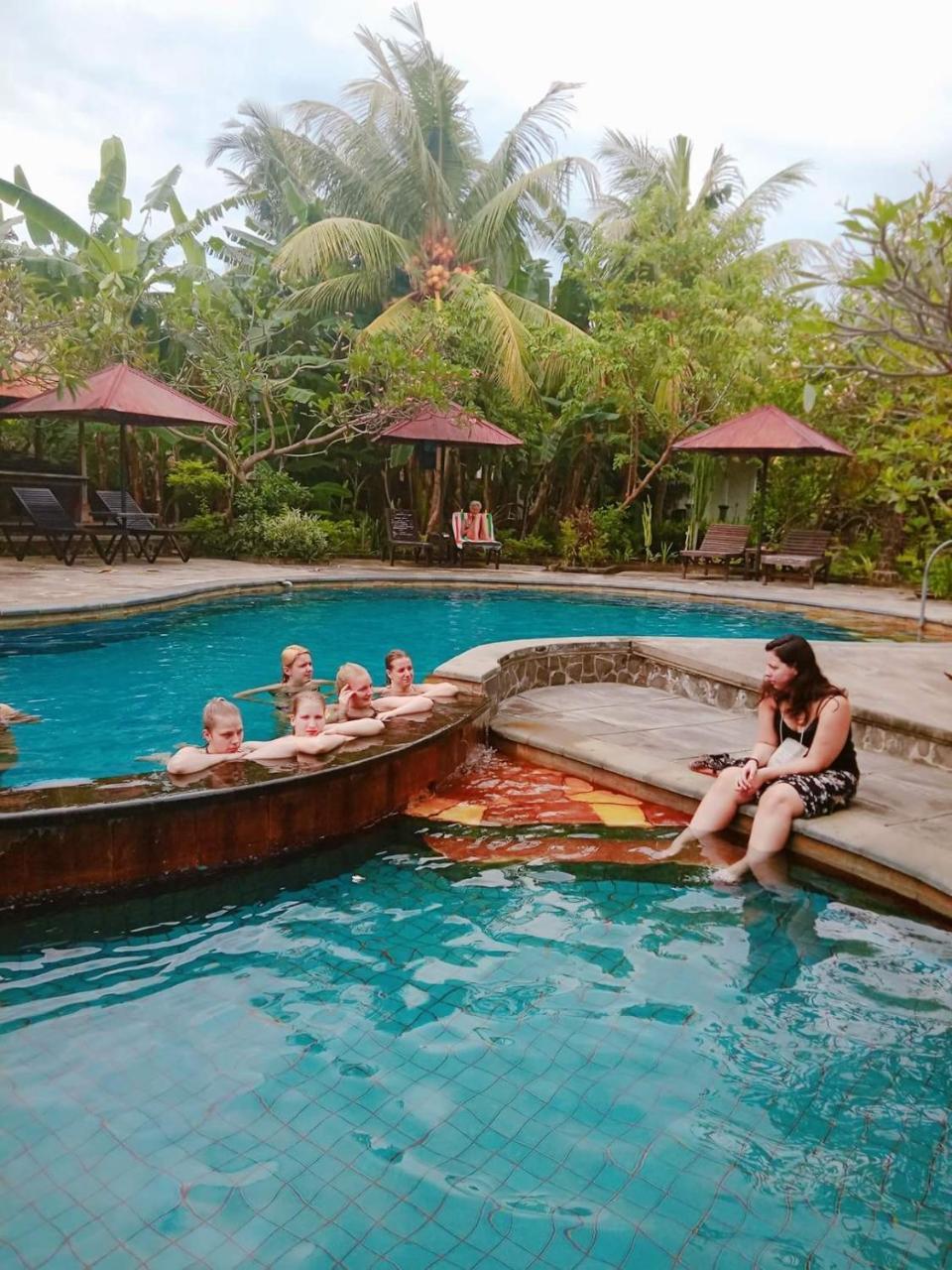 Rini Hotel โลวินา ภายนอก รูปภาพ